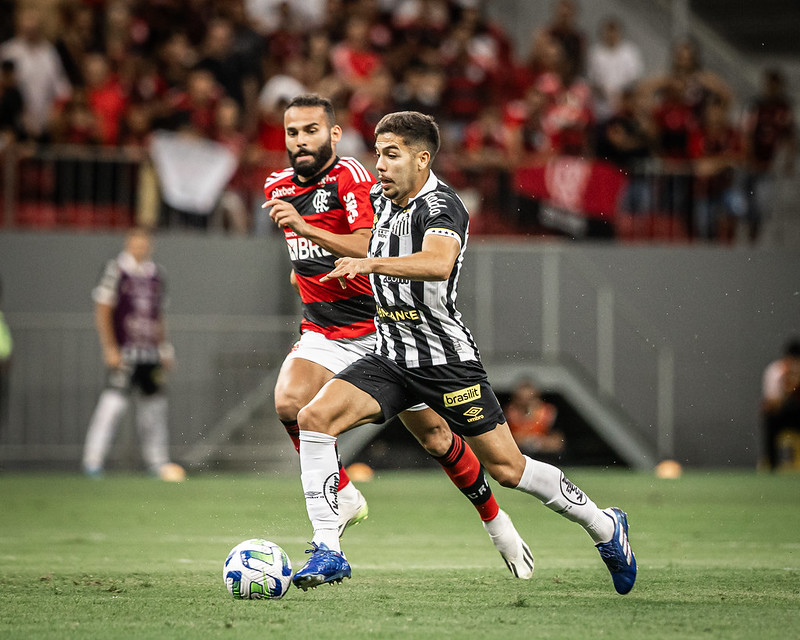 Nonato e Thiago Maia em Flamengo 1x2 Santos, Brasileirão 2023 Foto: Raul Baretta/ Santos FC.