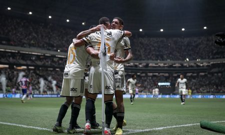 Jogadores celebram gol em vitória em cima do Fortaleza (Foto: Pedro Souza/Atlético)