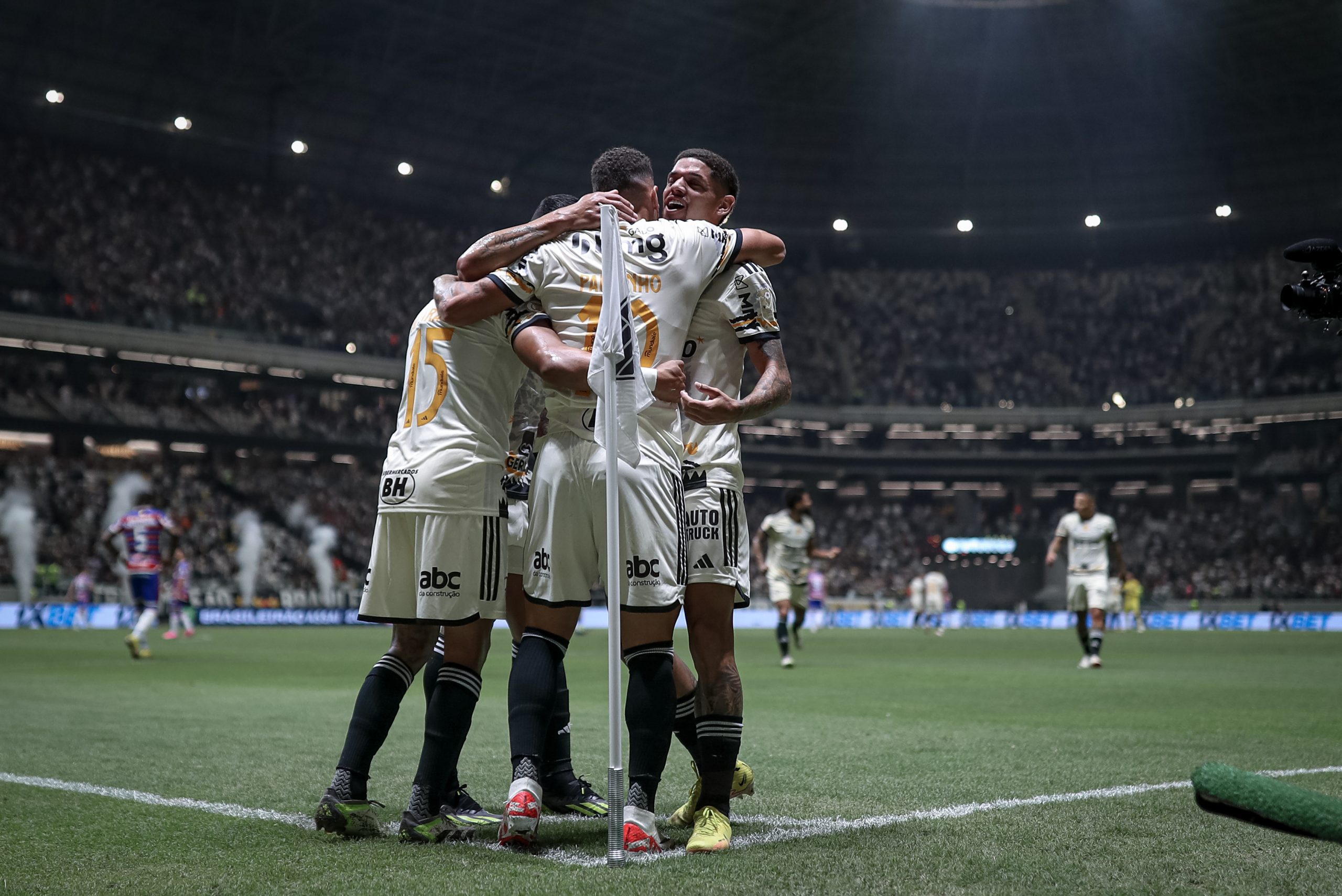 Jogadores celebram gol em vitória em cima do Fortaleza (Foto: Pedro Souza/Atlético)