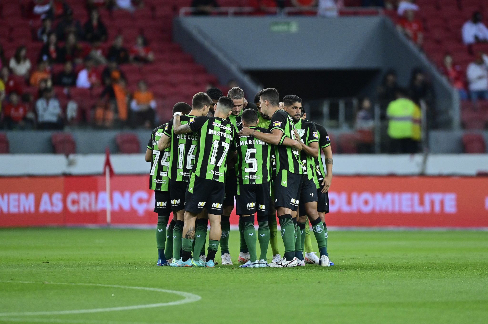 Jogadores do América reunidos no campo do Beira-Rio (Foto: Mourão Panda/América)