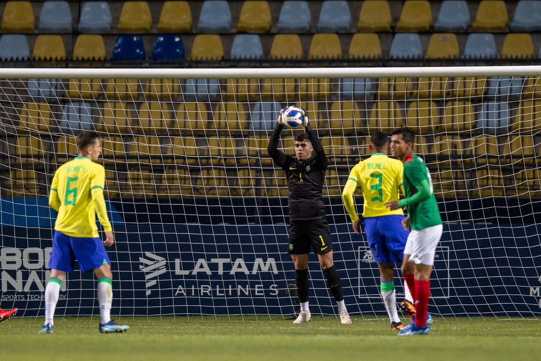 Mycael defendendo o gol do Brasil Fotos: Lesley Ribeiro/CBF