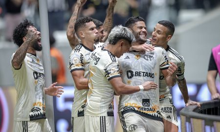 Jogadores celebrando em vitória do Atlético contra o Fortaleza (Foto: Pedro Souza / Atlético)