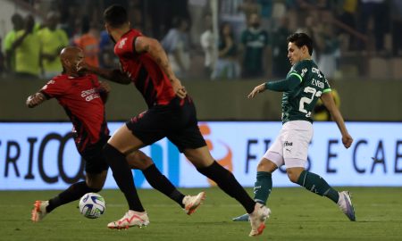 Thiago Heleno e Raphael Veiga em Palmeiras x Athletico - (Foto: Cesar Greco/Palmeiras)
