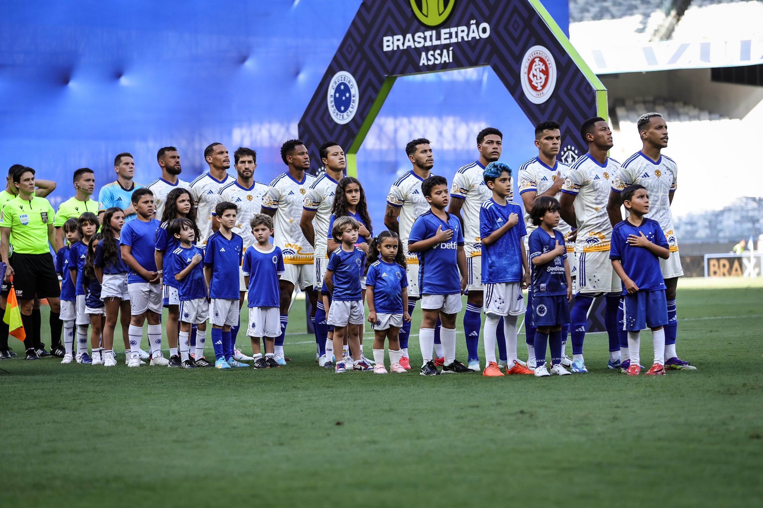 Duelo aconteceu no Mineirão e o Internacional venceu por 2 a 1 (Foto: Tiago Tindade / Staff Imagens)