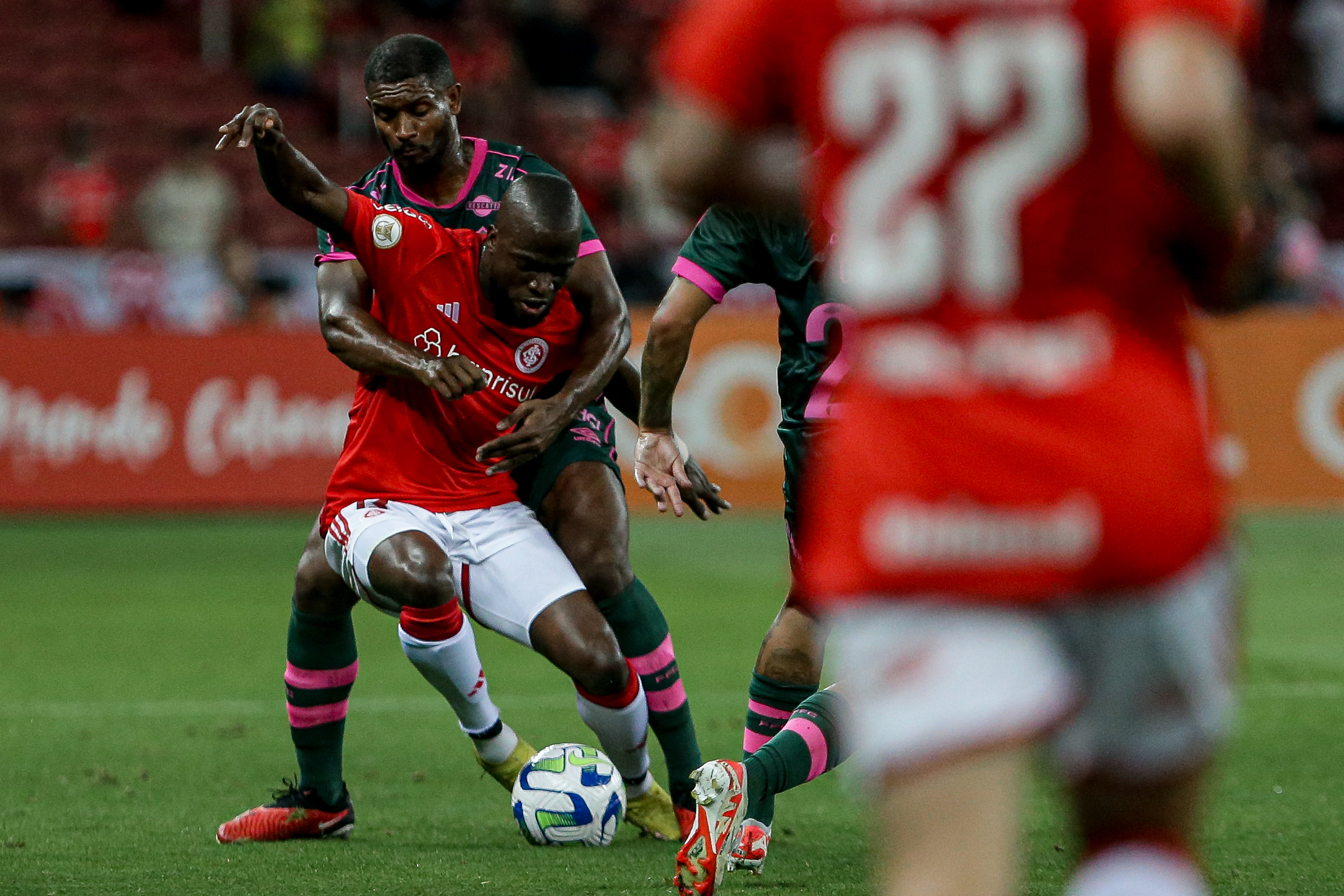 Marlon e Enner Valência disputando a bola