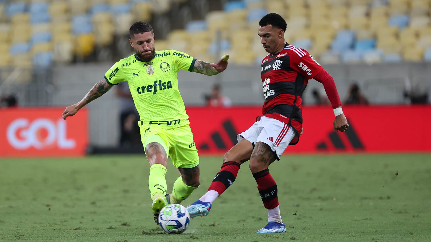 Zé Rafael em disputa de bola durante Flamengo X Palmeiras. (Foto: Cesar Greco/Palmeiras).