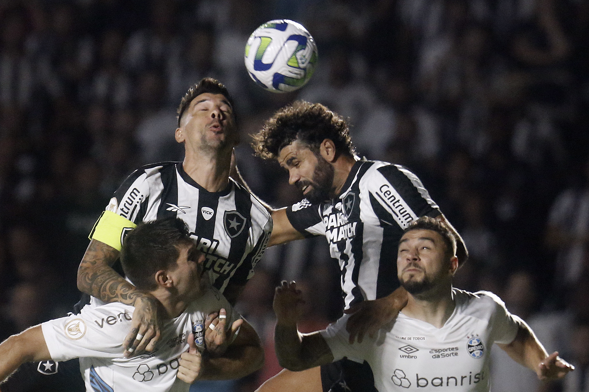 Tiquinho e Fábio fazem duelo de melhor jogador x melhor goleiro do