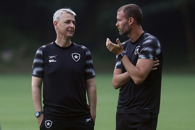 Tiago Nunes conversa com Joel Carli em treino do Botafogo. Foto: Vitor Silva/Botafogo