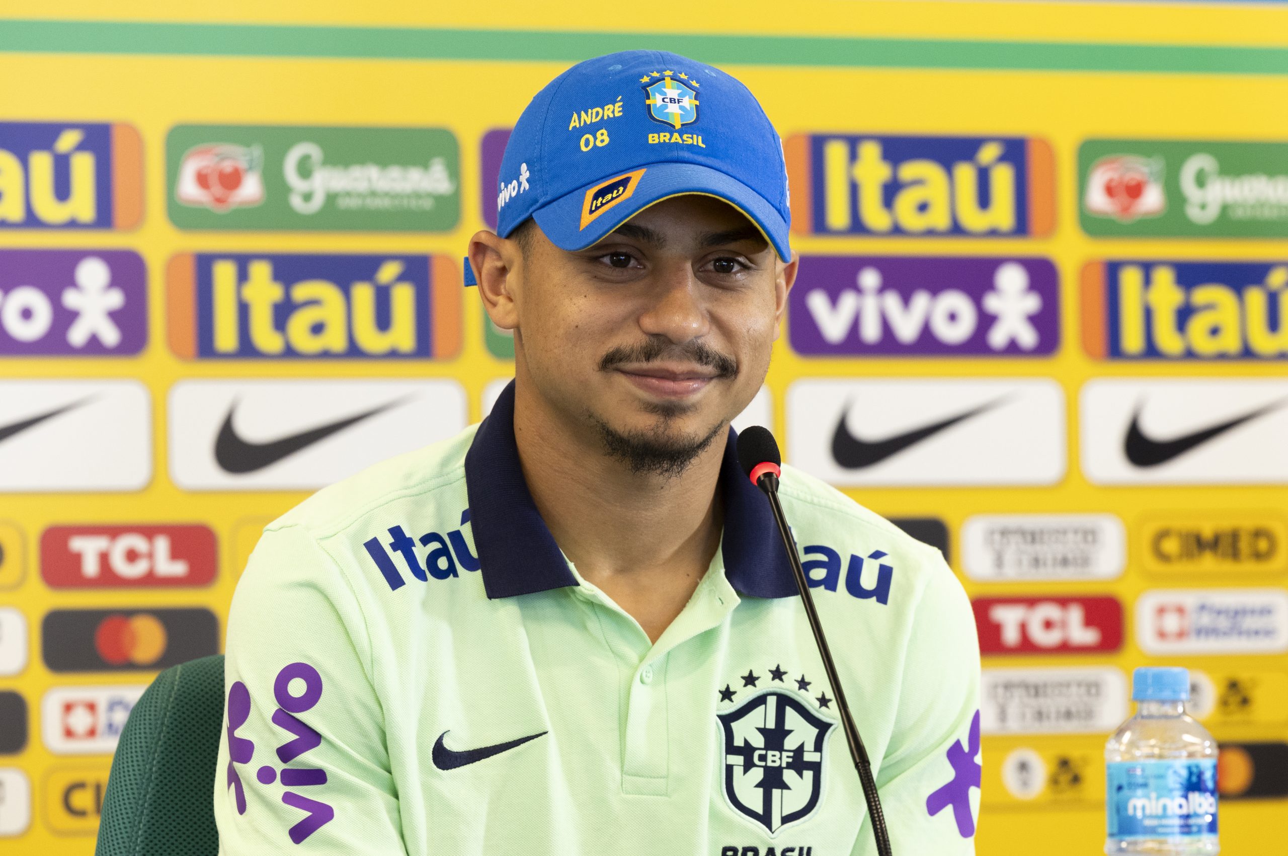 Volante André em coletiva pela Seleção Brasileira - (Fotos: Joilson Marconne/CBF)