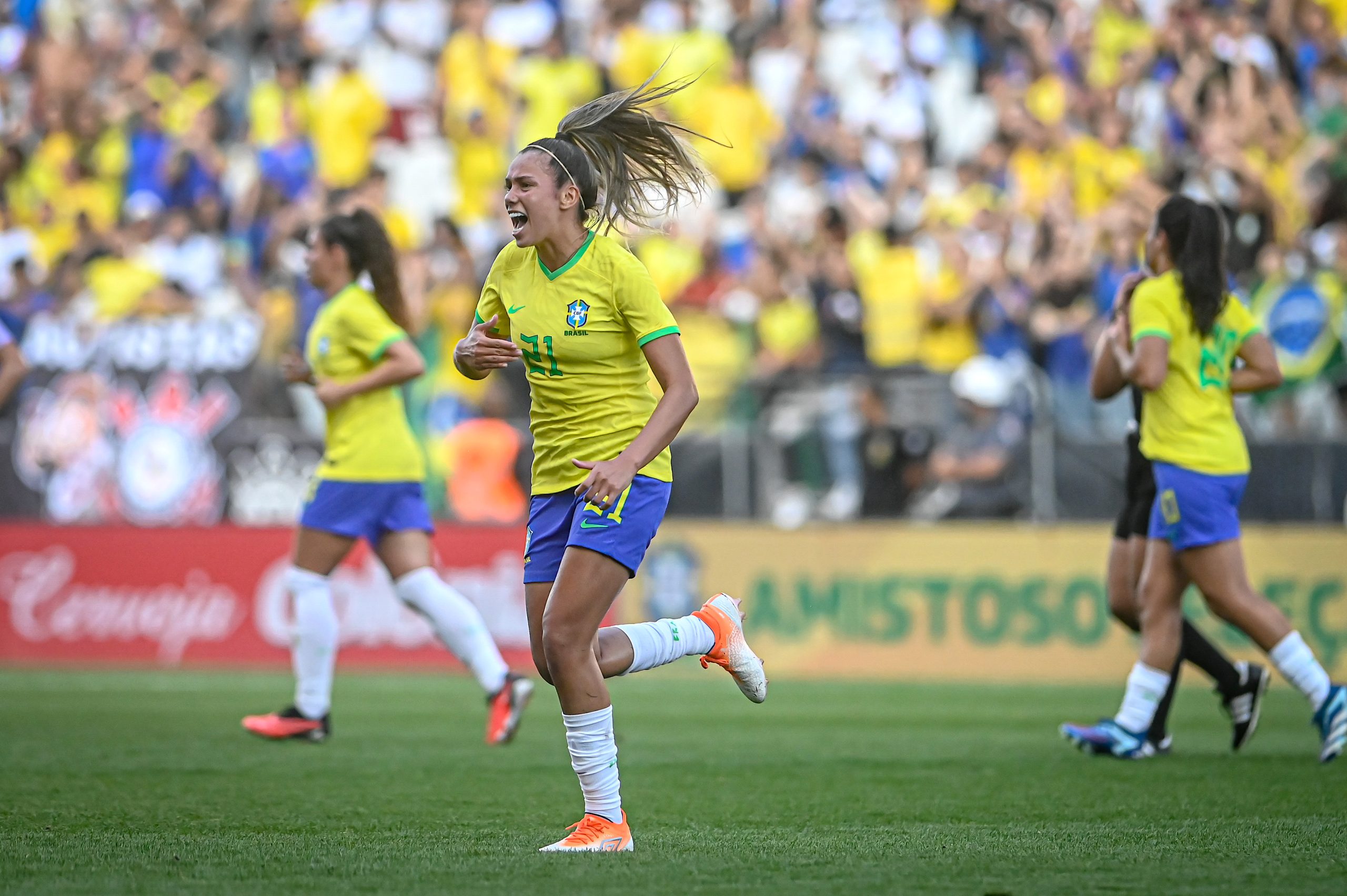 Com virada emocionante no último minuto, Brasil é Campeão Mundial