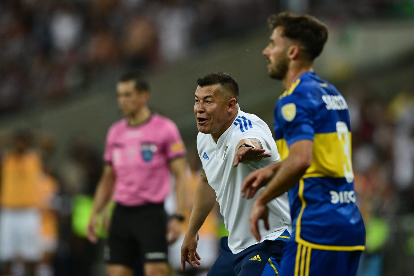 Almirón na beira do gramado do Maracanã (PABLO PORCIUNCULA/AFP via Getty Images)