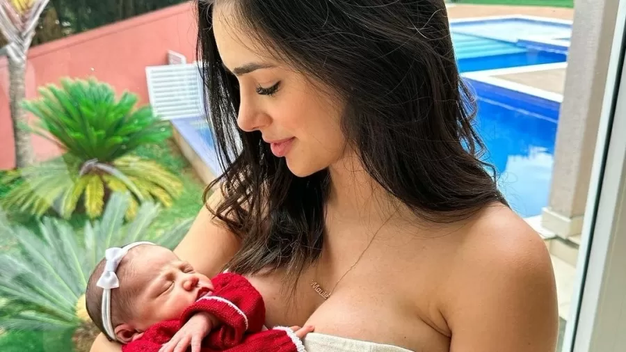 Bruna Biancard e sua filha Mavie no colo (Foto: Reprodução/Instagram)