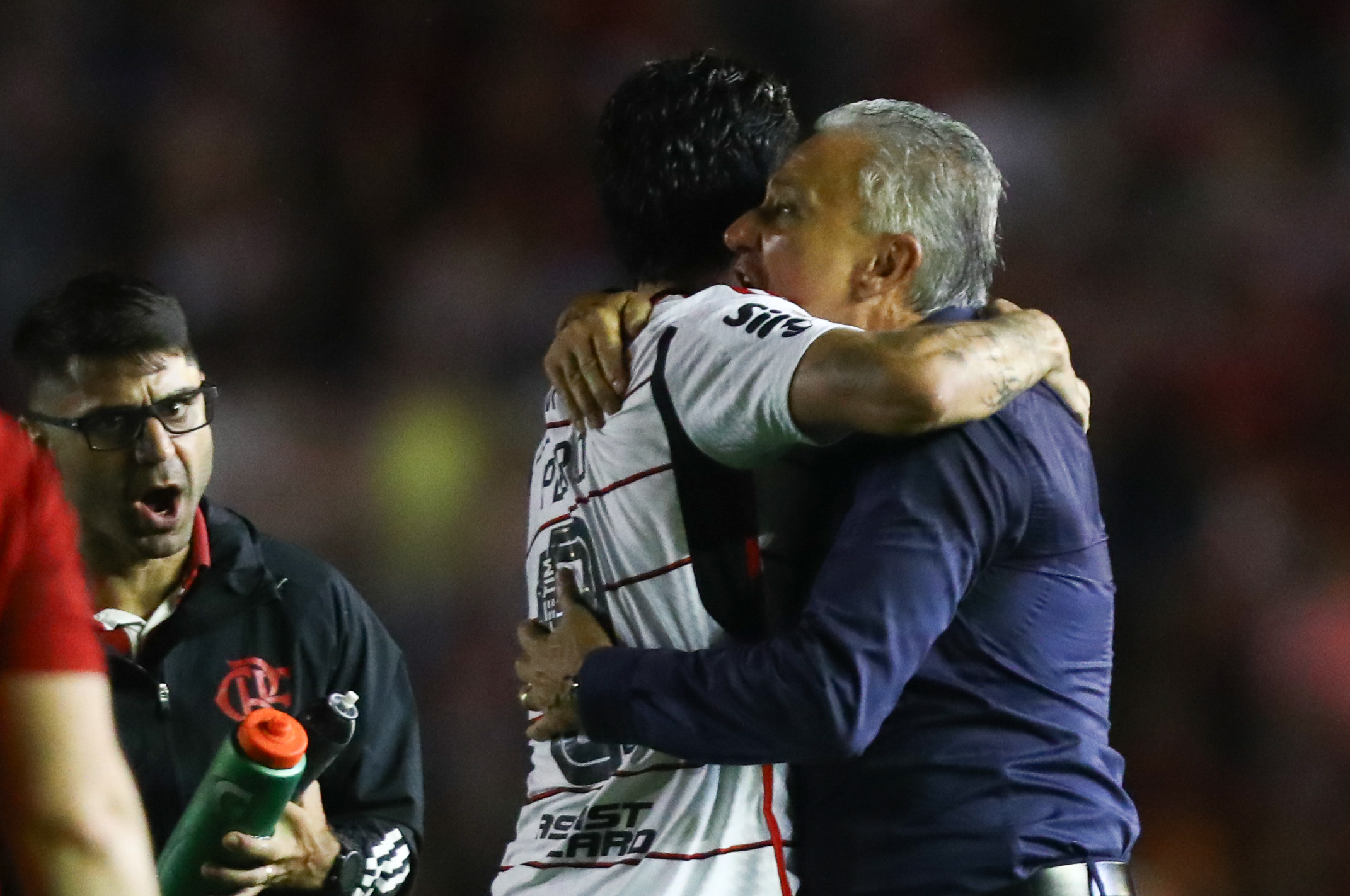 Tite abraçando Ayrton Lucas - Foto Reprodução/ CRF