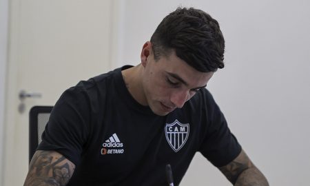 Atlético renova contrato de Saravia