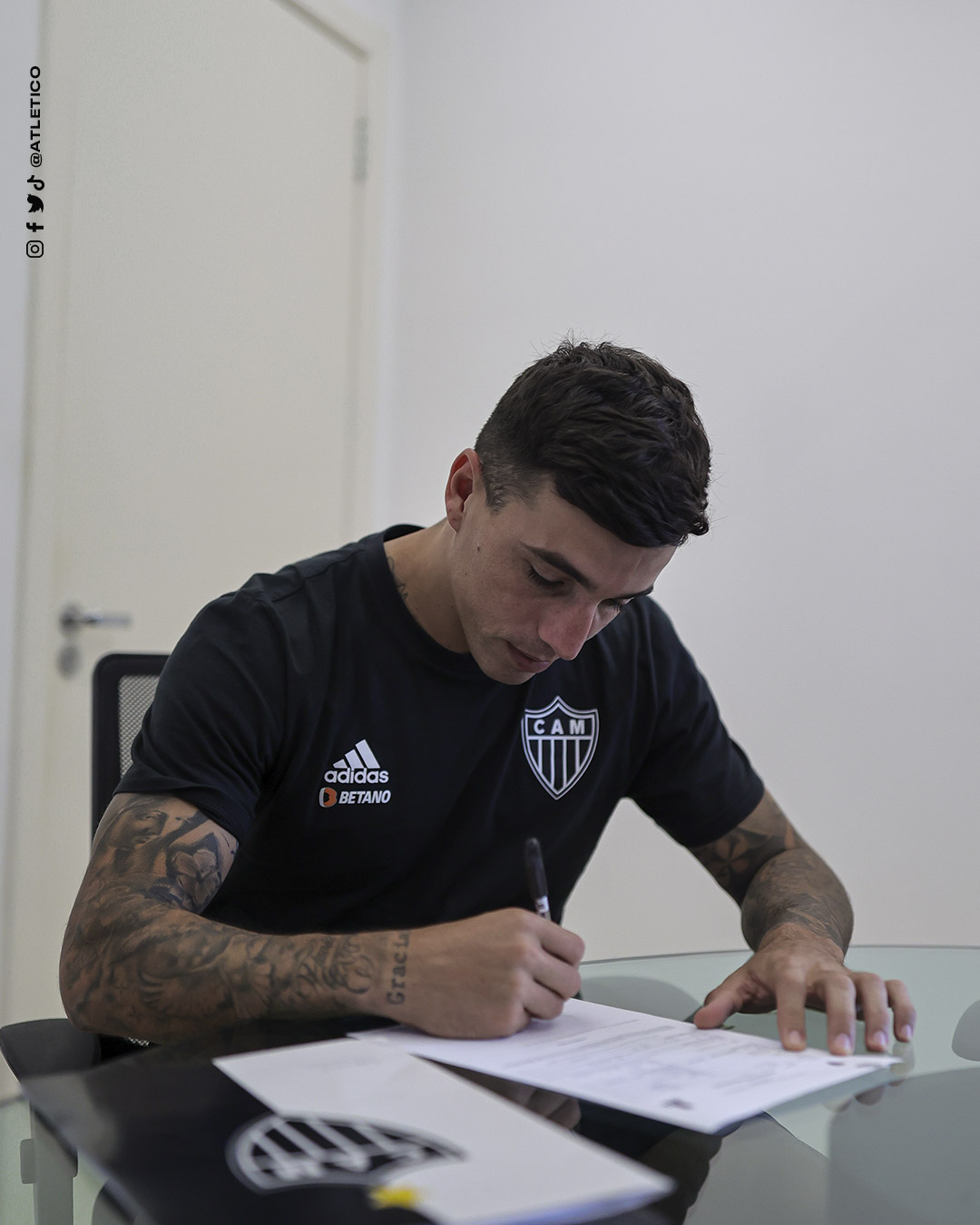 Atlético renova contrato de Saravia