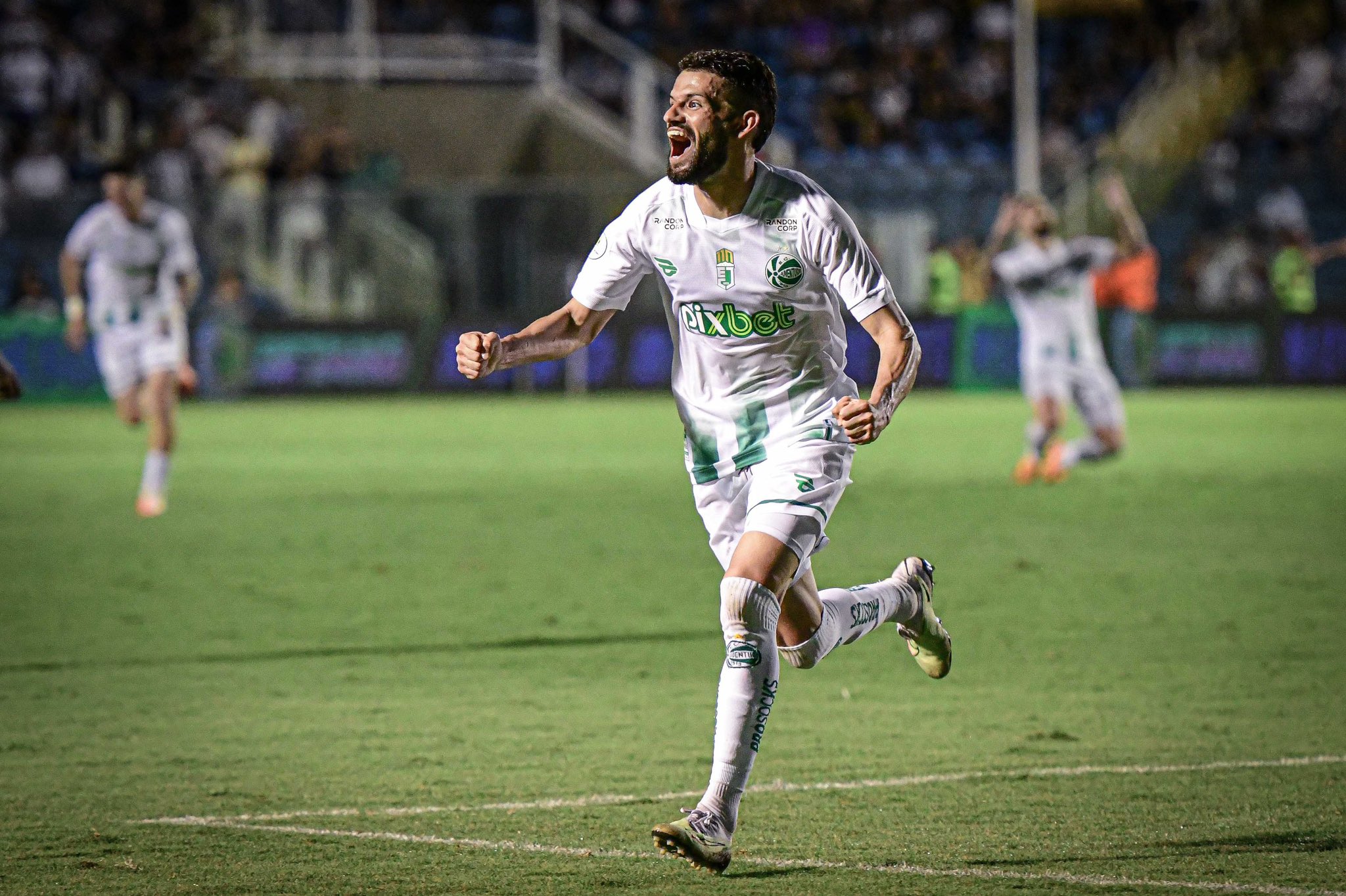 Jadson ponto para bater escanteio durante jogo contra o