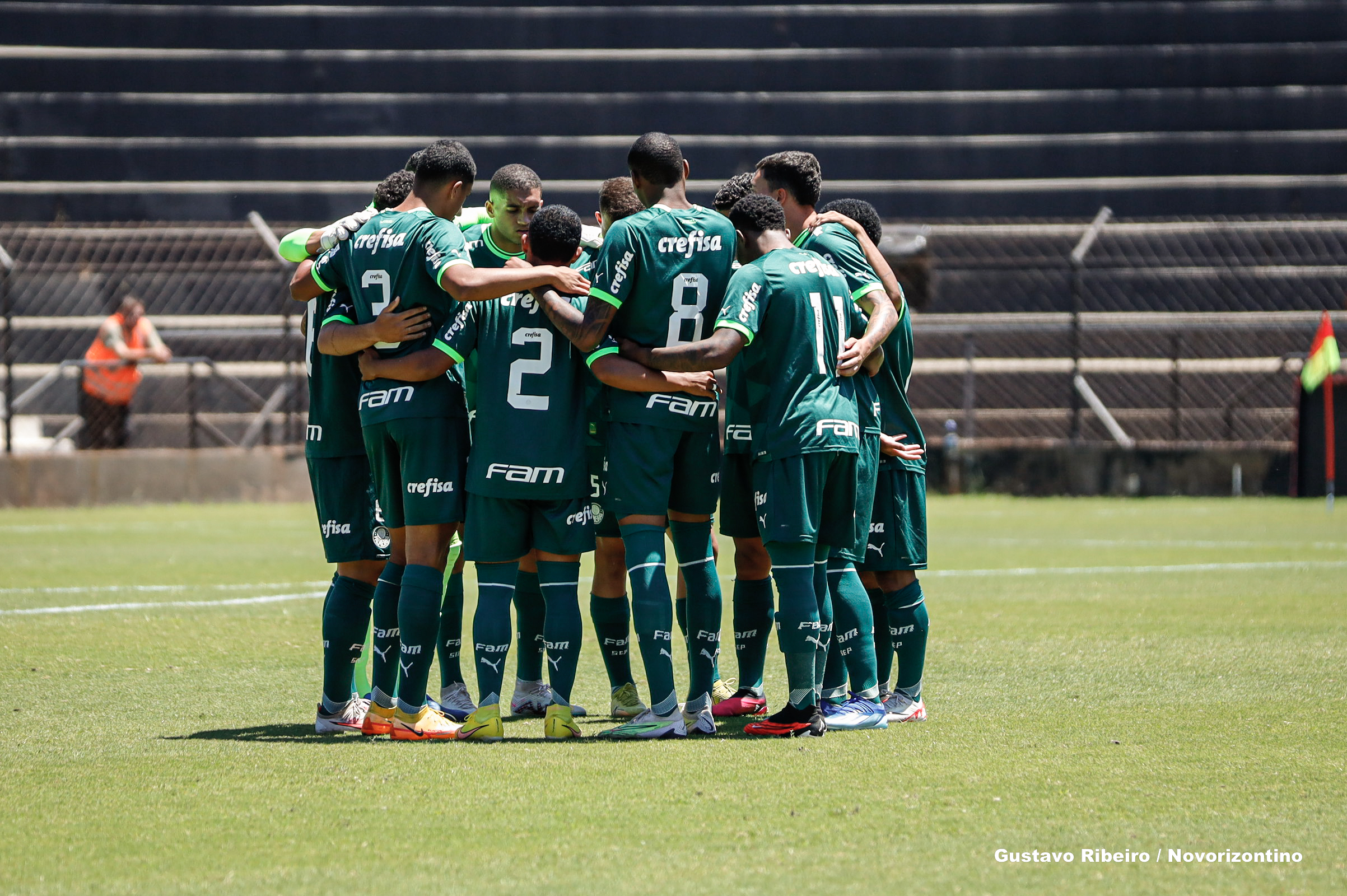 Momento de união dos jogadores Alviverdes antes da partida de ida. (Foto: Gustavo Ribeiro/Novorizontino).