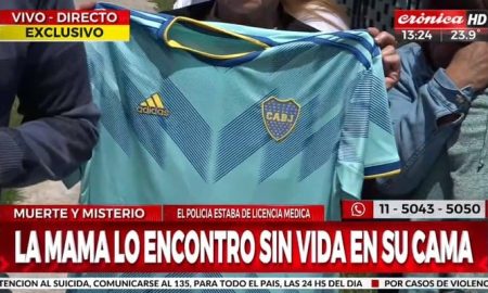 Mãe de Marcelo segurando a camisa do Boca (Reprodução/Crónica TV)