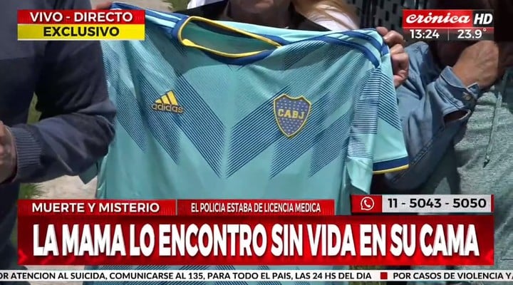 Mãe de Marcelo segurando a camisa do Boca (Reprodução/Crónica TV)