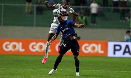 Jogadores do São Paulo e Cruzeiro disputando a bola (Foto: Rubens Chiri/saopaulofc.net)