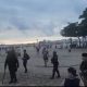 Torcedores de Fluminense e Boca brigam na praia de Copacabana (Foto: Reprodução/Redes Sociais)