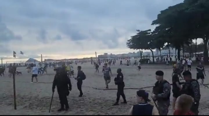 Torcedores de Fluminense e Boca brigam na praia de Copacabana (Foto: Reprodução/Redes Sociais)