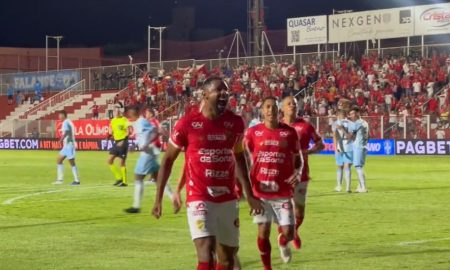 Rafael Donato comemora o primeiro gol do jogo (Foto: Divulgação / Vila Nova)