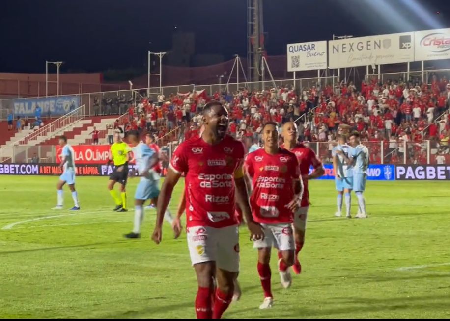 Rafael Donato comemora o primeiro gol do jogo (Foto: Divulgação / Vila Nova)