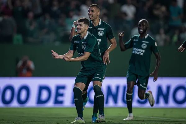 Hugo se destacou pela solidez defensiva, além da boa chegada ao ataque. Na partida diante do São Paulo em Goiânia, válida pelo segundo turno do Campeonato Brasileiro, Hugo marcou um dos senão mais, bonitos gols de toda a competição nacional. (Foto: Isabela Azine/AGIF)