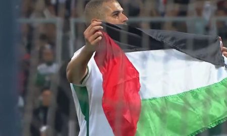 Slimani homenageia a Palestina - Foto: Reprodução/Twitter