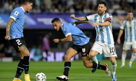 Messi e companheiro foram provocados por gesto obsceno no jogo entre Argentina e Uruguai (Foto: JUAN MABROMATA/AFP via Getty Images)