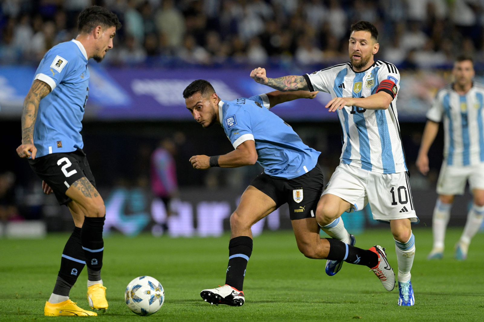 Messi e companheiro foram provocados por gesto obsceno no jogo entre Argentina e Uruguai (Foto: JUAN MABROMATA/AFP via Getty Images)