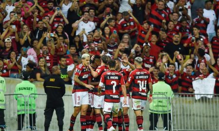 Elenco e torcida Flamengo Foto: Marcelo Cortes / CRF