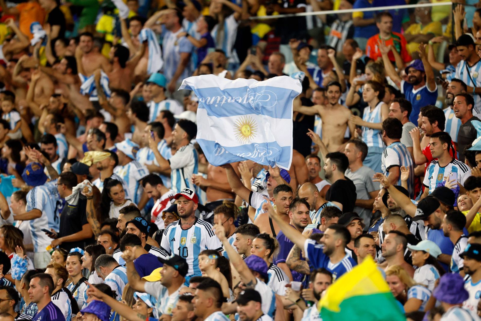 Argentinos usam termo racista para atacar brasileiros nas redes sociais após confusão no Maracanã (Foto: DANIEL RAMALHO/AFP via Getty Images)