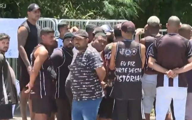 Torcedores do Botafogo em frente ao CT (Foto: Reprodução/RecordTV)