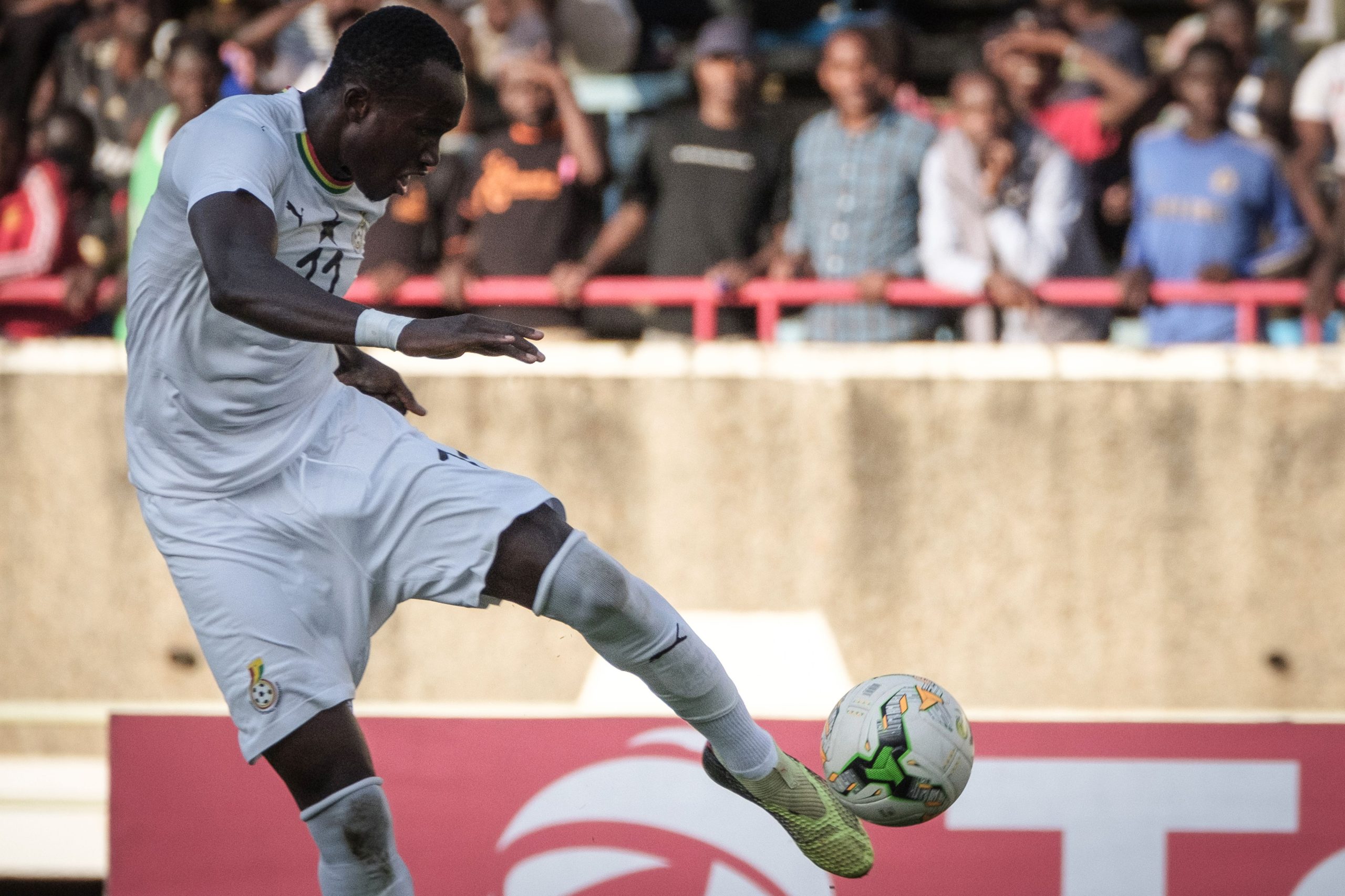 O atacante de Gana Raphael Dwamena controla a bola durante a partida de qualificação para a Copa Africana de Nações de 2019 entre Quênia e Gana, no Estádio Kasarani, em Nairóbi, em 8 de setembro de 2018. (Foto: Yasuyoshi CHIBA / AFP) (Crédito da foto deve ler YASUYOSHI CHIBA/AFP via Getty Images)