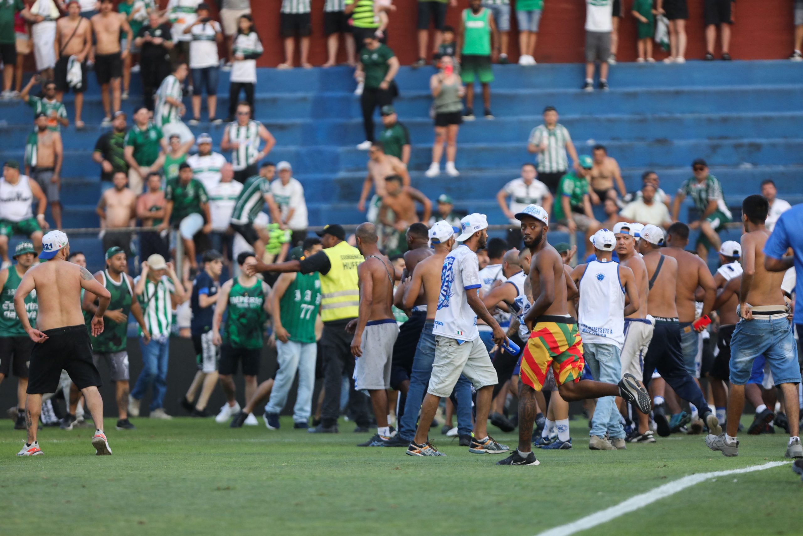 Torcedores de Coritiba e Cruzeiro protagonizam briga -Photo by JOKA MADRUGA / AFP
