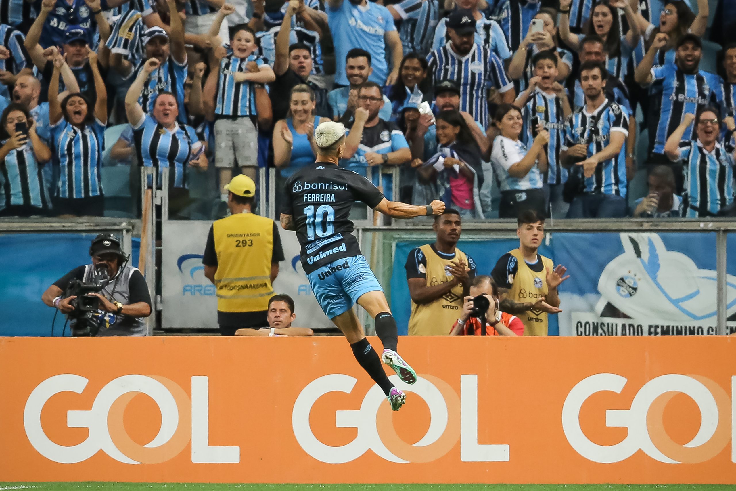 Grêmio vira e rebaixa o Goiás - Photo by Pedro H. Tesch/Getty Images