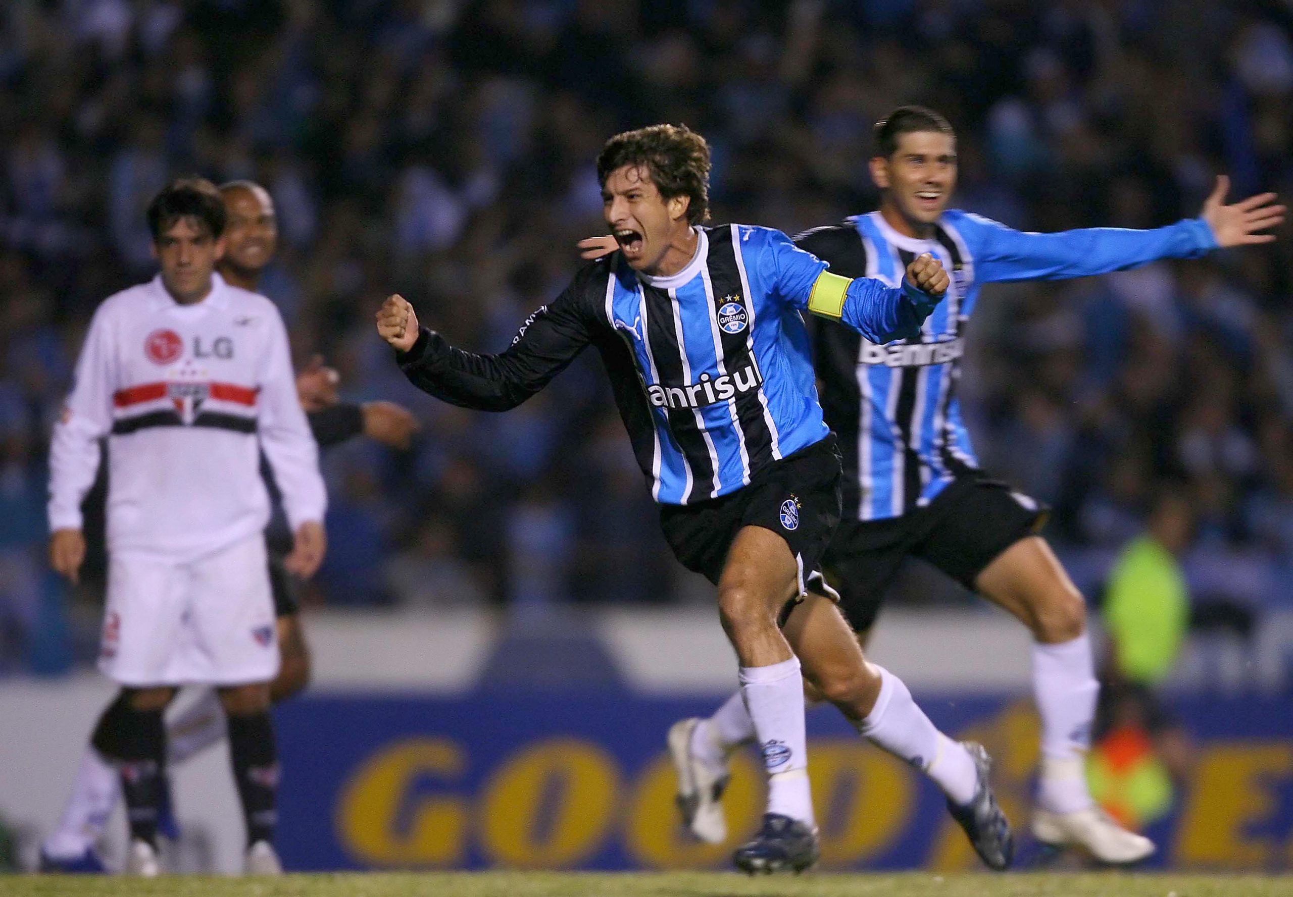 Theco atuando pelo Grêmio em 2007 - (Foto: JEFFERSON BERNARDES/AFP via Getty Images)