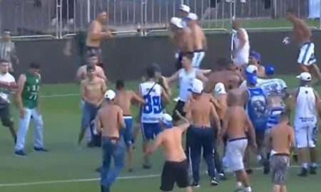 Torcidas organizadas de Coritiba e Cruzeiro entraram em confronto nos gramados da Vila Capanema (Foto: Reprodução/Premiere)