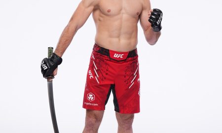 Jiri Prochazka posa para foto com espada (Foto: Divulgação/Twitter Oficial UFC)