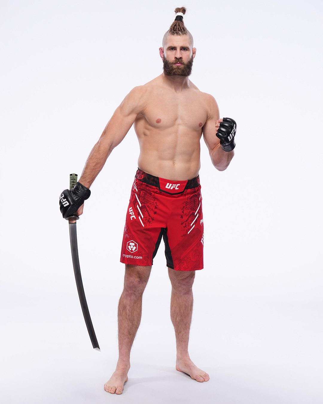 Jiri Prochazka posa para foto com espada (Foto: Divulgação/Twitter Oficial UFC)