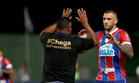 Ex-técnico do Bahia, Roger Machado vestindo uma camisa com a mensagem "Chega de preconceito"