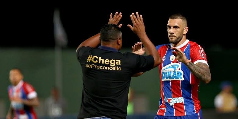 Ex-técnico do Bahia, Roger Machado vestindo uma camisa com a mensagem "Chega de preconceito"