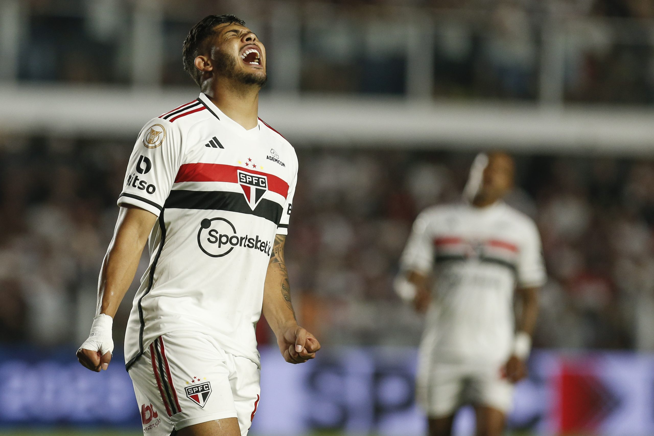 São Paulo vira sobre o Santos na Vila e avança à final do