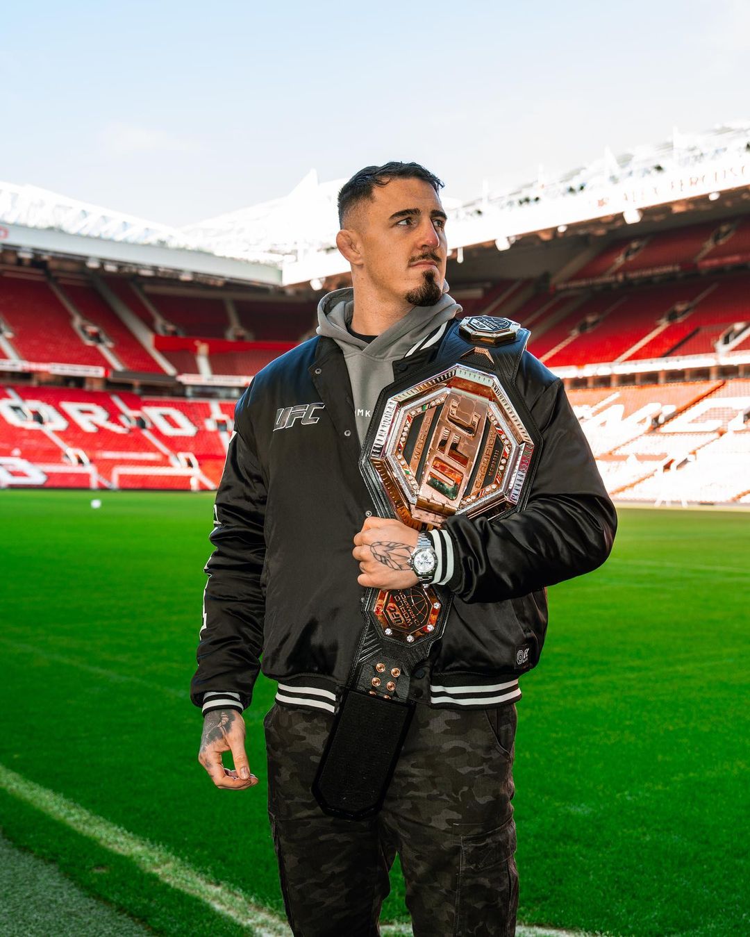 Tom Aspinall com o cinturão em Old Trafford (Foto: Divulgação/Instagram UFC Europa)