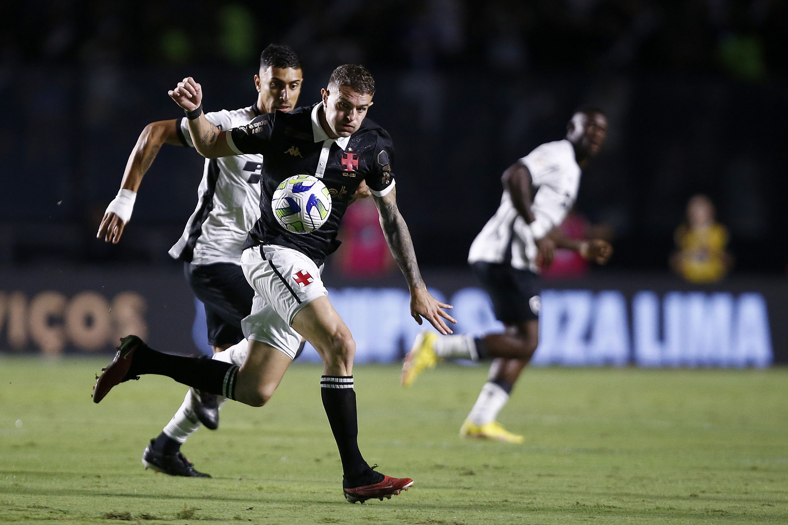 Vitória está interessado em lateral que jogou o Brasileirão pelo Vasco