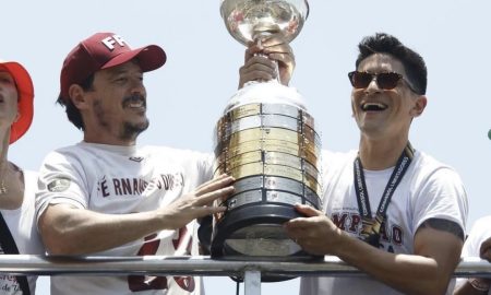Diniz e Cano em comemoração do título da Libertadores (Foto: Lucas Merçon/FFC)