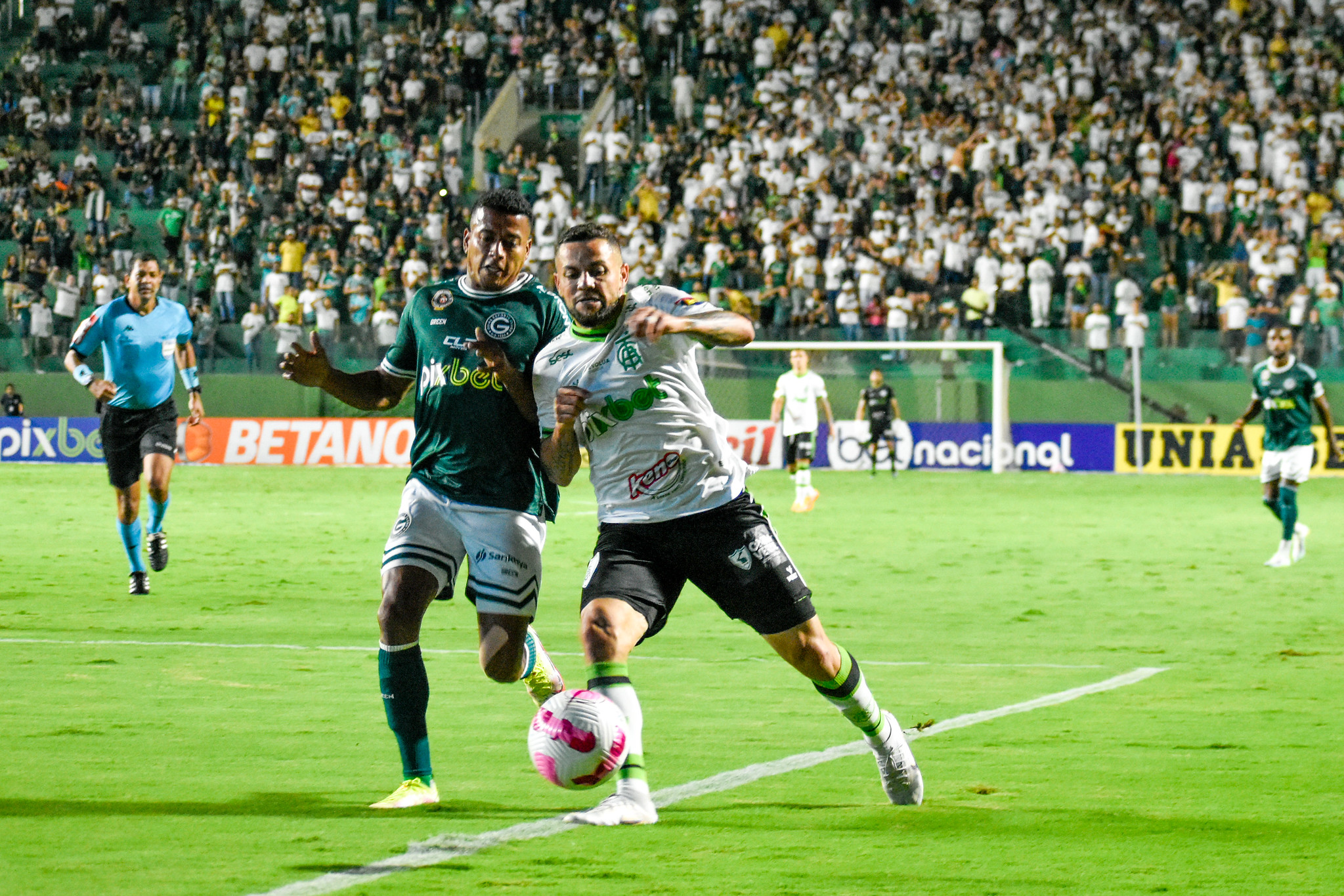 Jogadores de América e Goiás se enfrentando no último embate entre as equipes em Goiânia (Foto: Estevão Germano/América)