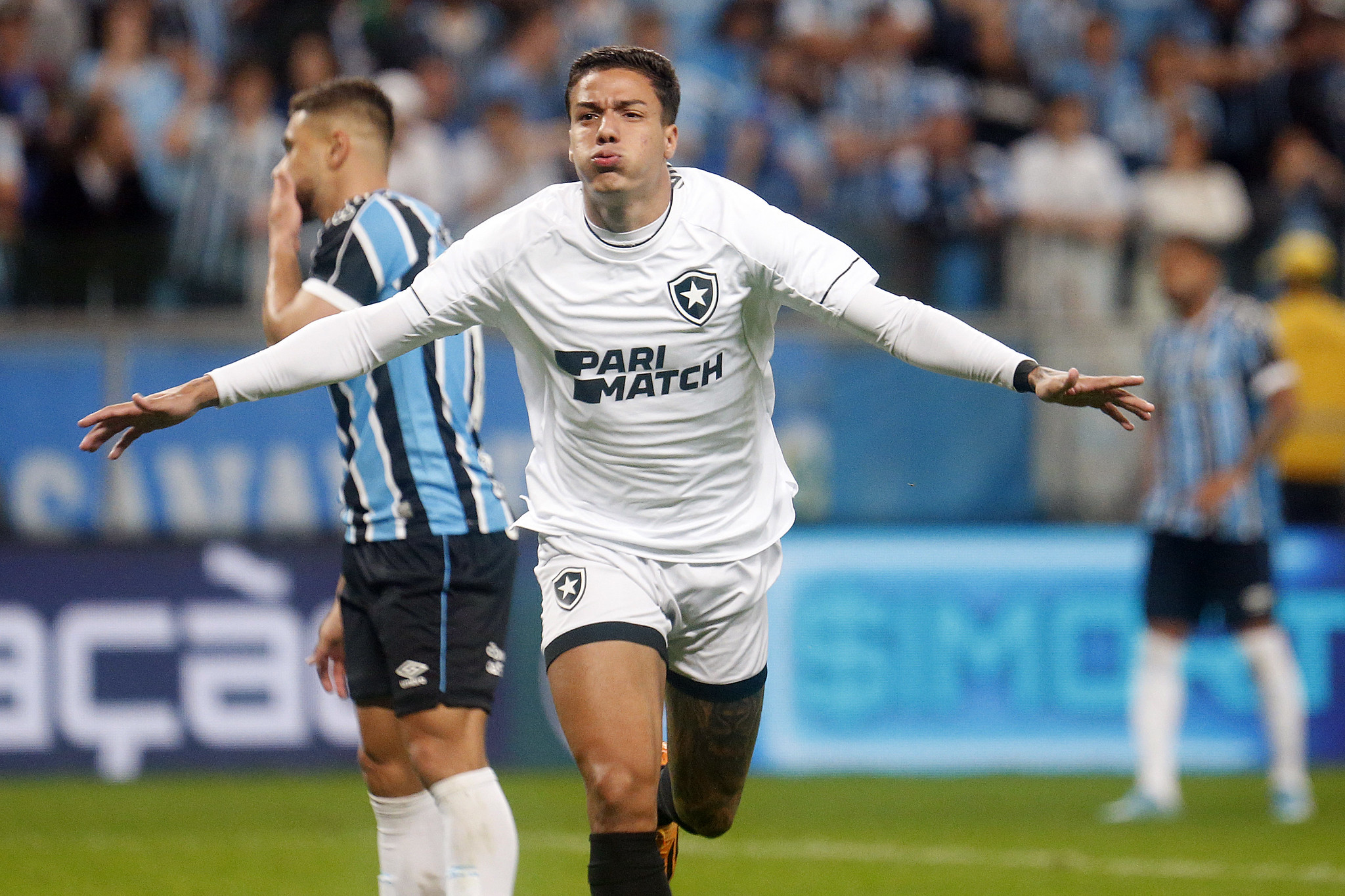 Carlos Alberto foi bem com Caçapa (Foto: Vitor Silva/Botafogo)